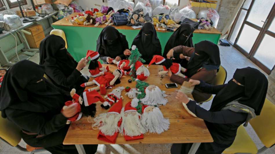 Verschleierte Frauen produzieren im Gaza-Streifen Weihnachtsmänner