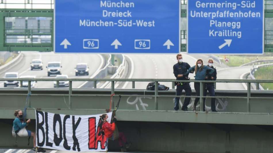 Demonstranten seilen sich bei Protesten gegen IAA von Autobahnbr&uuml;cken ab