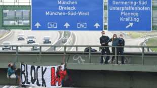 Demonstranten seilen sich bei Protesten gegen IAA von Autobahnbr&uuml;cken ab