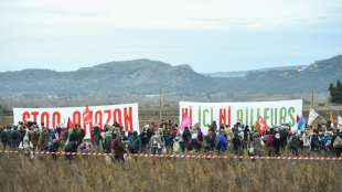Hunderte Menschen protestieren in Frankreich gegen Expansionspläne von Amazon