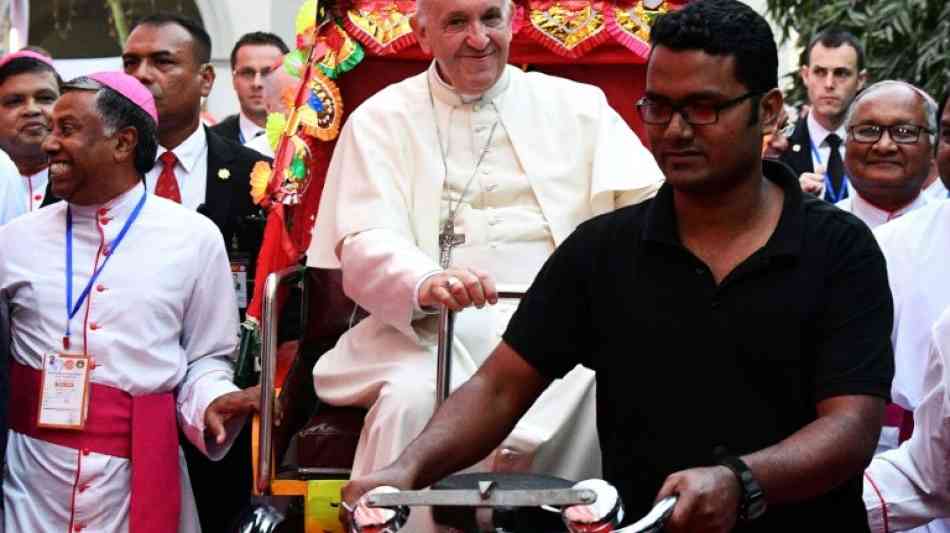 Papst tauscht das offizielle Papamobil gegen eine Fahrradrikscha