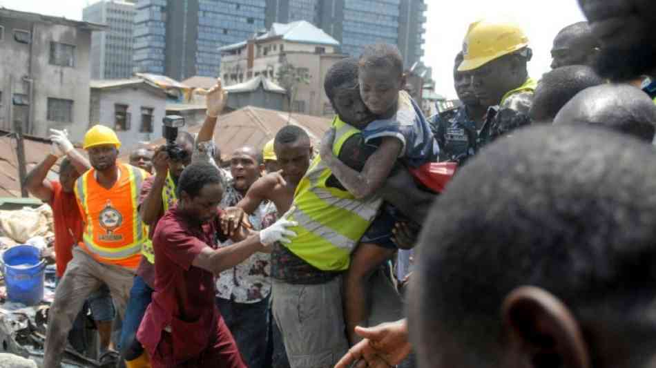 Dutzende Menschen nach Einsturz eines Wohnhauses in Lagos verschüttet