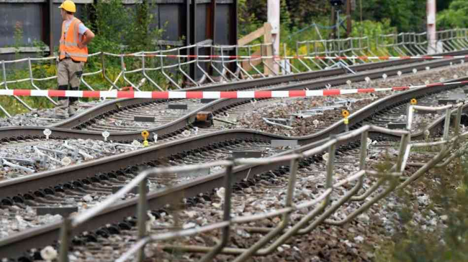 Bahnverkehr auf Rheintalbahn rollt etwas fr
