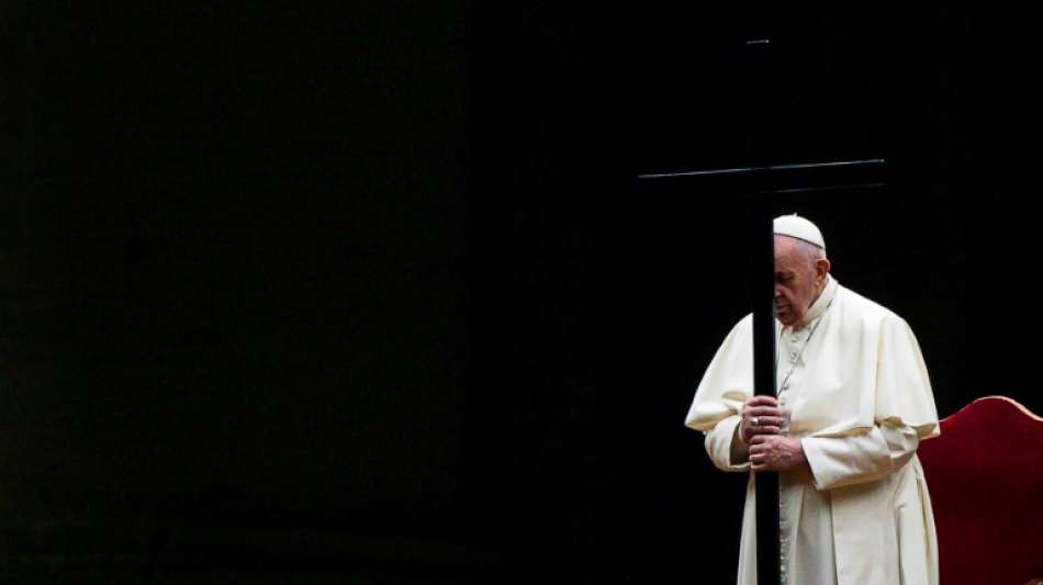 Papst begeht Kreuzwegprozession auf nahezu menschenleerem Petersplatz