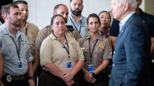 Biden trifft nach Hauseinsturz in Florida Rettungskr&auml;fte und Angeh&ouml;rige