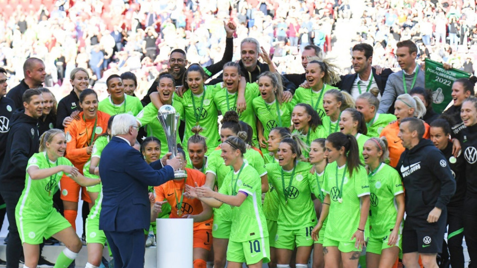 Steinmeier &uuml;berreicht DFB-Pokal der Frauen