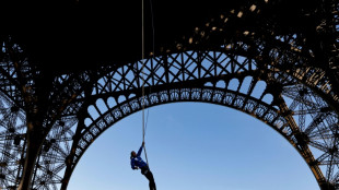 Francesa bate recorde mundial subindo 110m da Torre Eiffel com os braços e uma corda