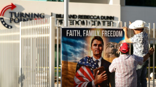 Trump lidera homenagem a ativista conservador Kirk diante de milhares de apoiadores