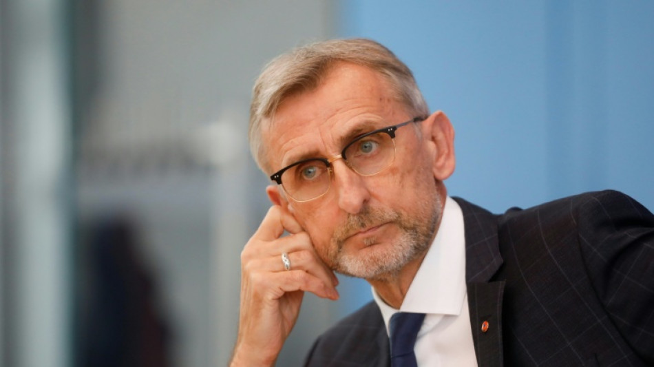  SPERRFRIST FREITAG 00.01 UHR: Sachsens Innenminister stellt Grundrecht auf Asyl in Frage 