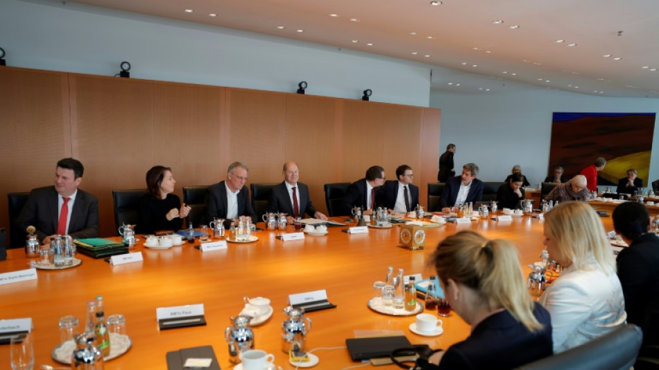 Kabinett billigt fr&uuml;here Arbeitsaufnahme Gefl&uuml;chteter und h&auml;rtere Schleuserstrafen