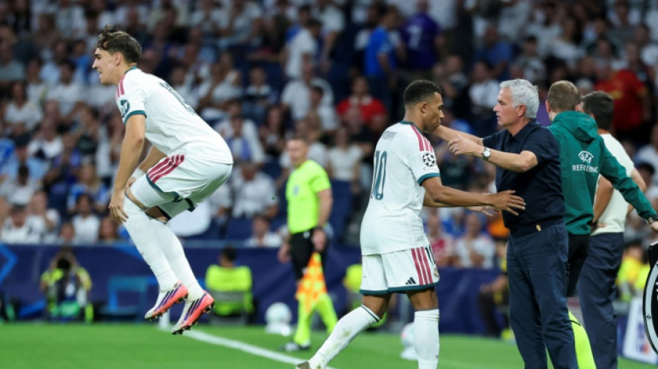  Mourinho diz que cr&iacute;ticas a Mbapp&eacute; s&atilde;o 'rid&iacute;culas' 