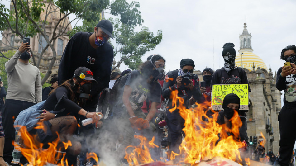  Proteste per l'acqua a Guadalajara, a fuoco il palazzo del Congresso 