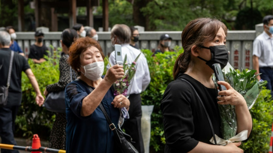 Angehörige und Freunde von Shinzo Abe zu Bestattung zusammengekommen