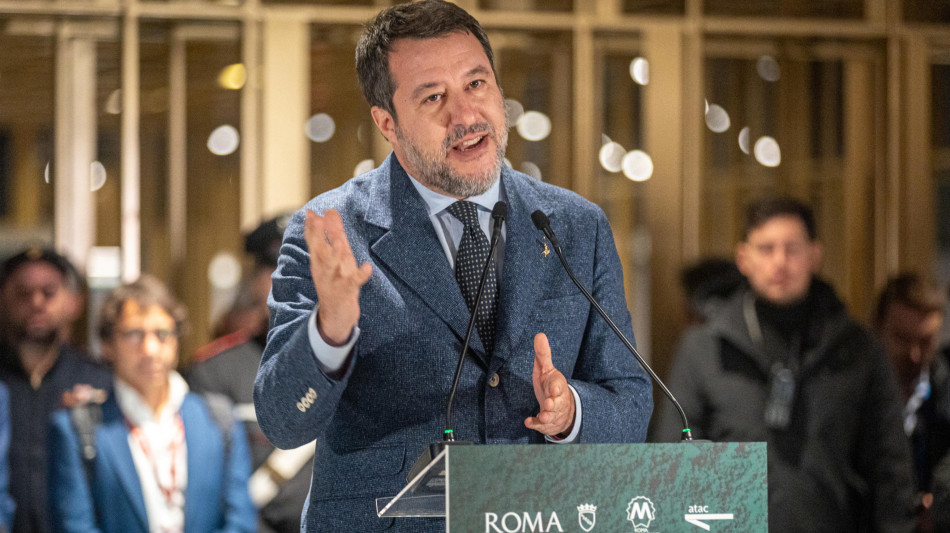 Salvini, Lega voter&agrave; decreti sulle armi solo con un cambio di passo
