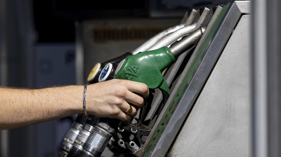 Mimit, prezzo medio self benzina a 2,049 euro al litro, gasolio a 2,244 euro 