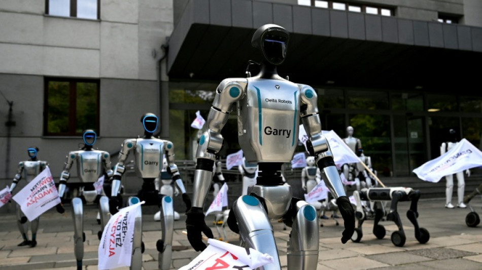  Decenas de robots "protestan" contra el uso descontrolado de la IA en Polonia 