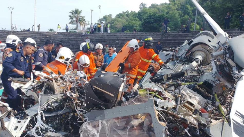Colis&atilde;o de helic&oacute;pteros militares na Mal&aacute;sia deixa 10 mortos