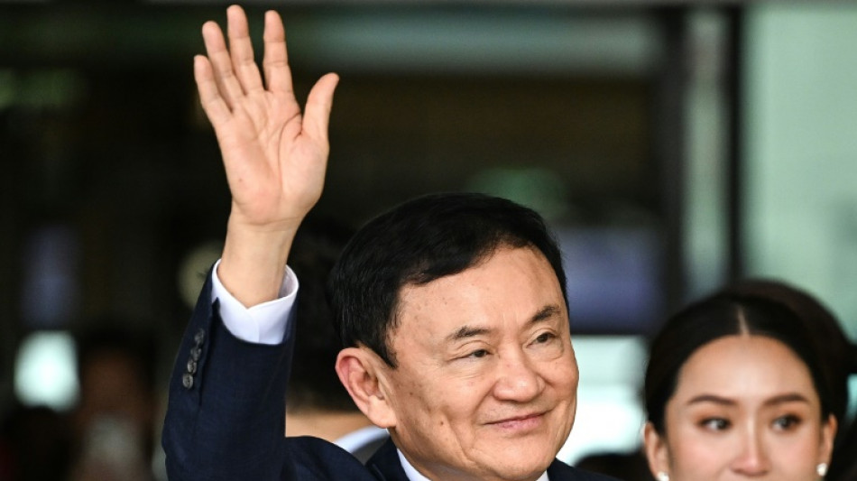 Ex-premi&ecirc; tailand&ecirc;s Thaksin Shinawatra retorna do ex&iacute;lio e &eacute; detido