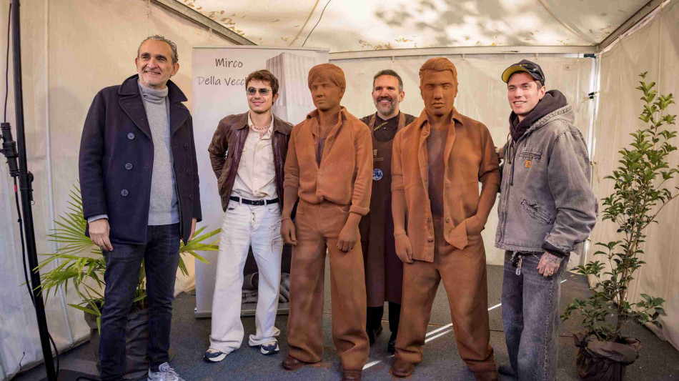  Benji & Fede 'diventano' maxisculture di cioccolato del Gabon a Sciocol&agrave; 
