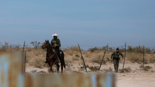 Chefe do Pent&aacute;gono visita fronteira com M&eacute;xico em plena campanha anti-imigra&ccedil;&atilde;o