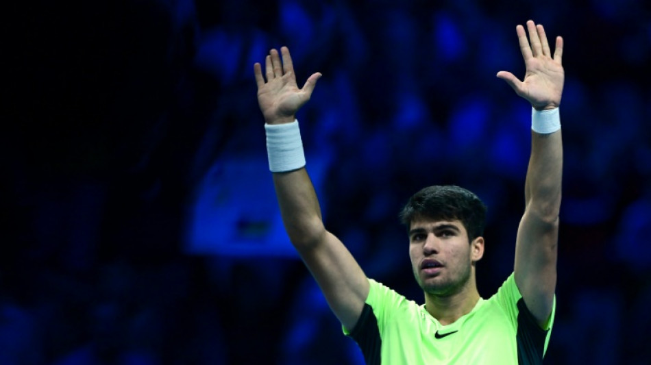Alcaraz vence Medvedev e garante &uacute;ltima vaga nas semis do ATP Finals