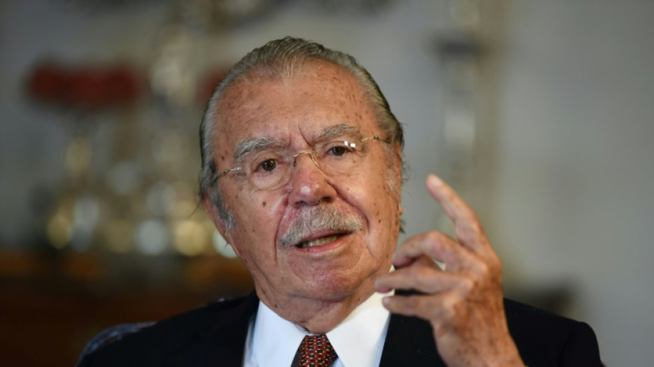  Ex-presidente Jos&eacute; Sarney deixa hospital ap&oacute;s ser internado com pneumonia 