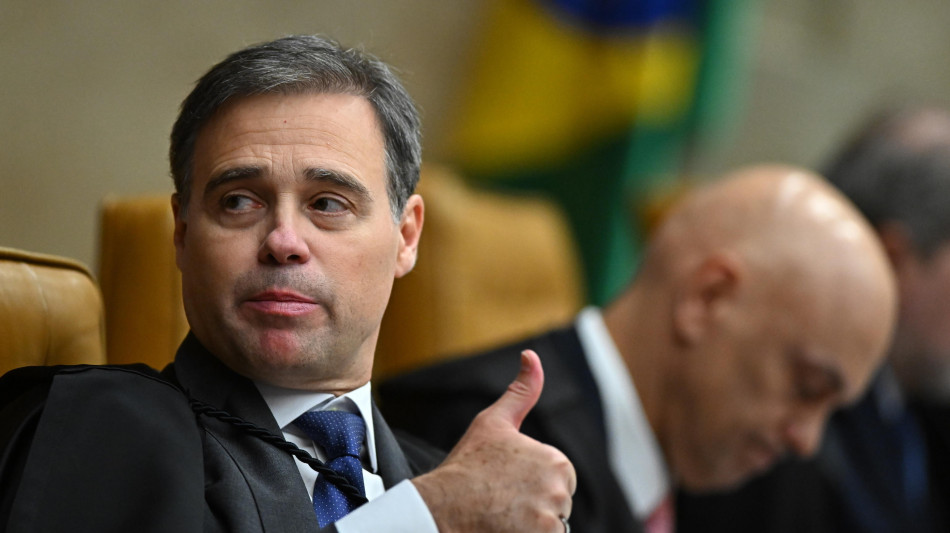 Mendon&ccedil;a desecreta gli atti sul film su Bolsonaro che coinvolgono il figlio candidato