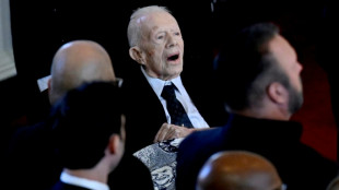 Jimmy Carter, de 99 anos, comparece ao funeral de sua esposa Rosalynn