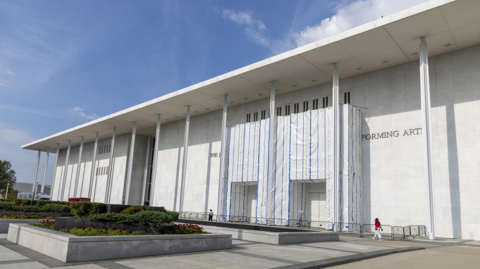  Il board del Kennedy Center ne decreta la chiusura immediata 