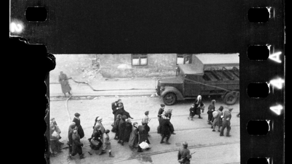 Retrouvées après 80 ans dans un grenier, des photos inédites du ghetto juif exposées à Varsovie