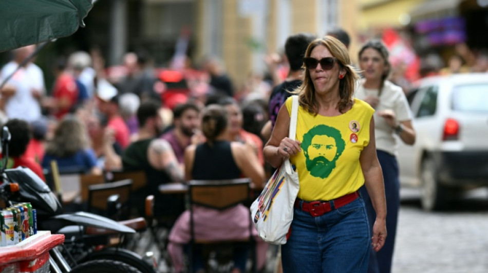  Lula supporters cross fingers in Rio, a Bolsonaro bastion 