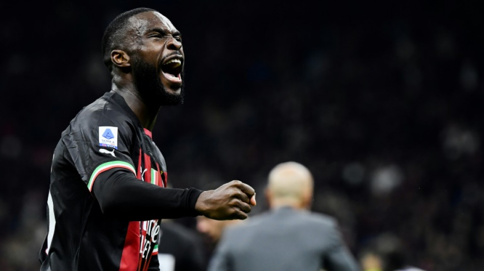 Milan squeeze past Fiorentina to keep leaders Napoli in sight