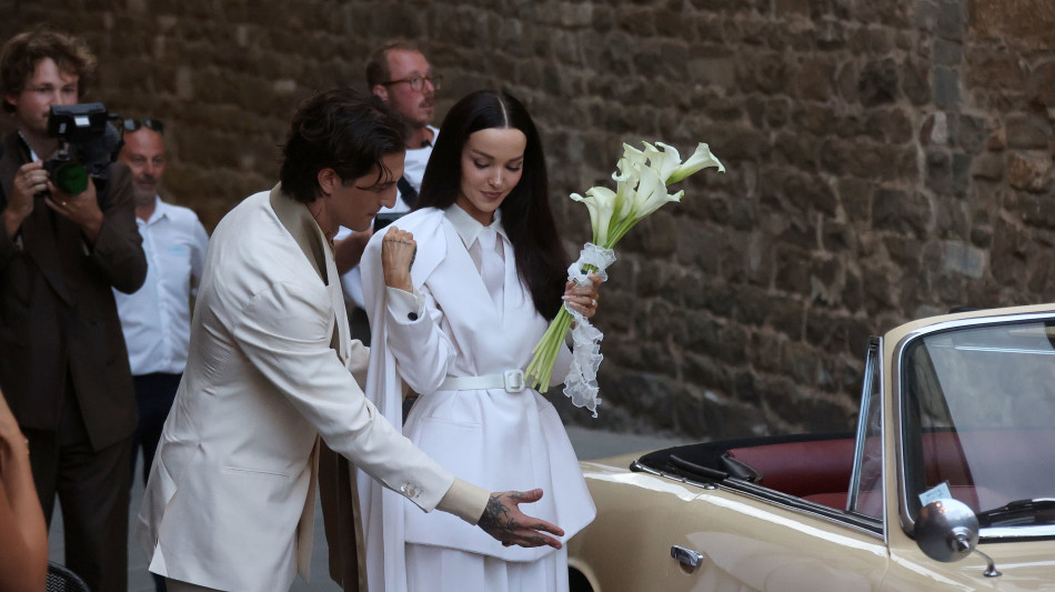  Nozze Damiano e Dove Cameron, la coppia &egrave; arrivata su un'auto bianca 