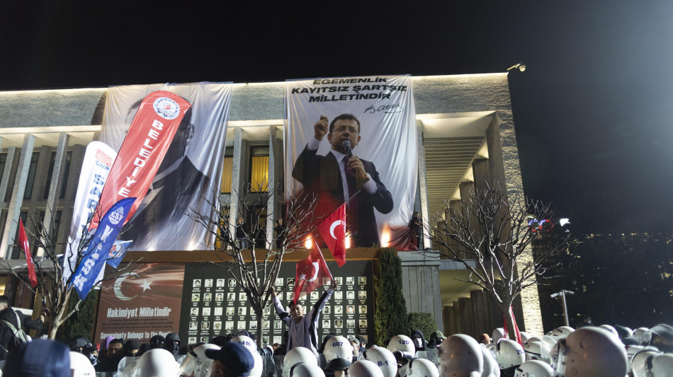 Turchia, Imamoglu dal carcere denuncia l'arresto del suo legale