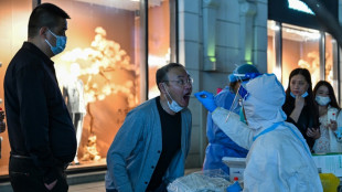 Restricciones por covid en China perturban la producci&oacute;n en mayor f&aacute;brica de iPhone