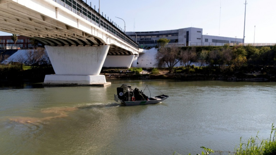  Hallan a 23 migrantes ocultos en la cabina de un camión en Texas 