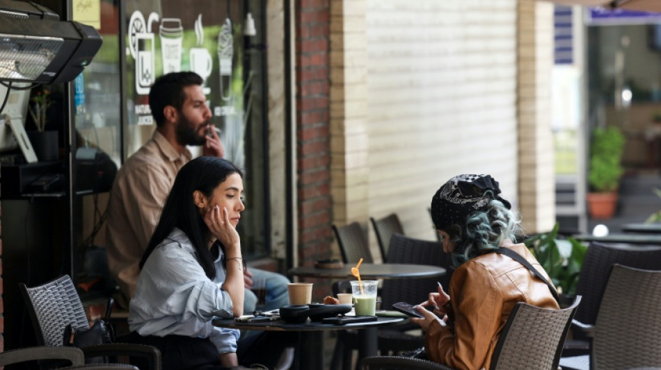  El velo cae poco a poco en Ir&aacute;n, pero las restricciones persisten 