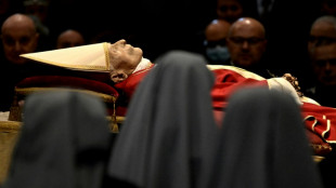 Tausende Menschen nehmen im Petersdom Abschied von Benedikt XVI. 