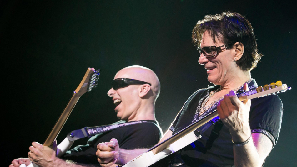 Satriani e Vai, leggende della chitarra elettrica a Bologna