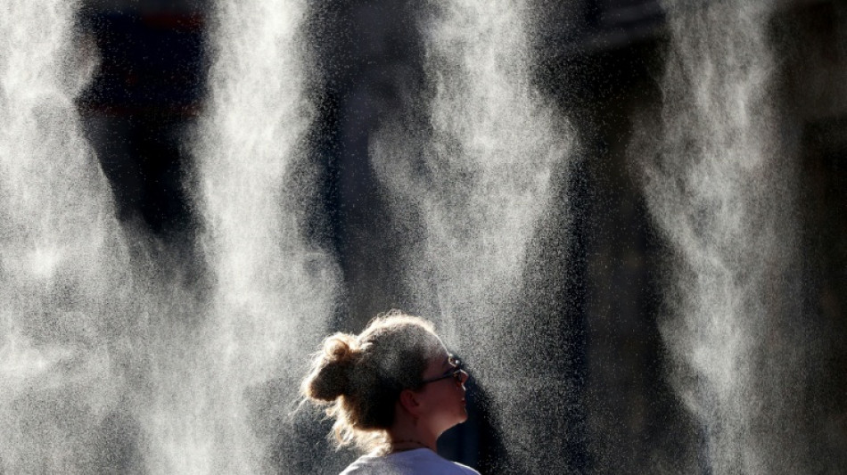  Canicule: les Fran&ccedil;ais commencent &agrave; souffler, mais le bilan sanitaire inqui&egrave;te 