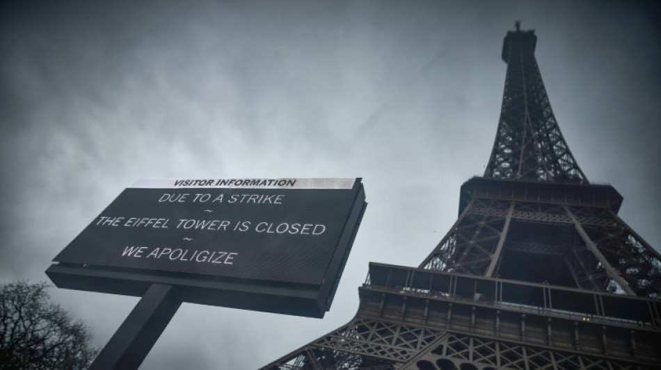 Les touristes priv&eacute;s de tour Eiffel en raison d'une gr&egrave;ve reconductible