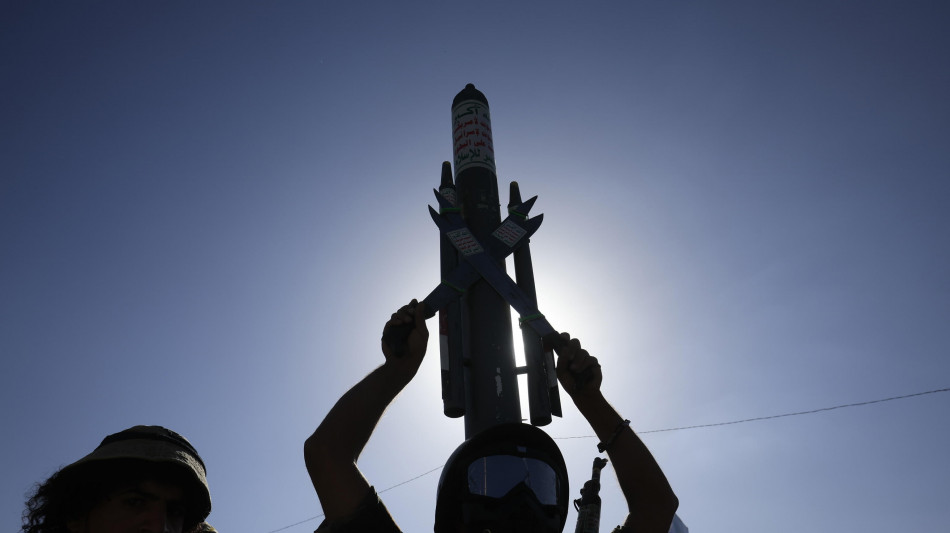  Nyt, 'almeno 12 morti nell'attacco degli houthi all'aeroporto di Riad' 
