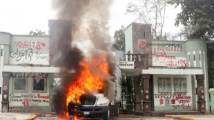 Atacan un cuartel militar en una protesta por la desaparición de 43 estudiantes en México