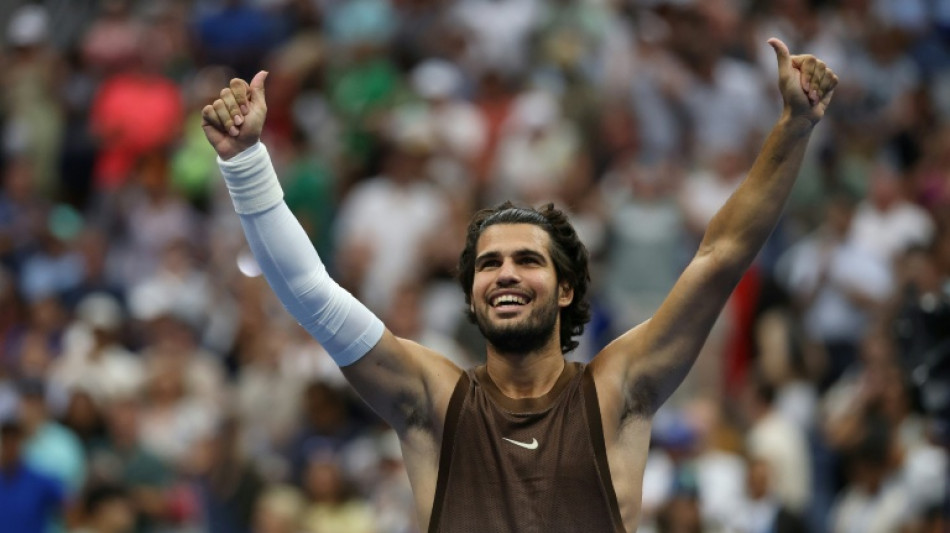  Buoyant Alcaraz shakes off nerves to advance at US Open 