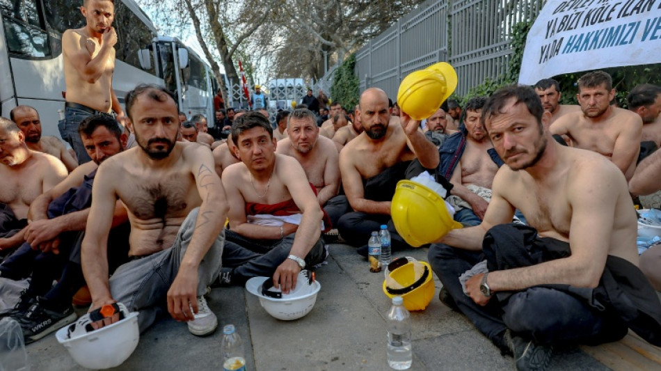  Des mineurs turcs organisent un sit-in torse nu et une gr&egrave;ve de la faim pour r&eacute;clamer des salaires impay&eacute;s 