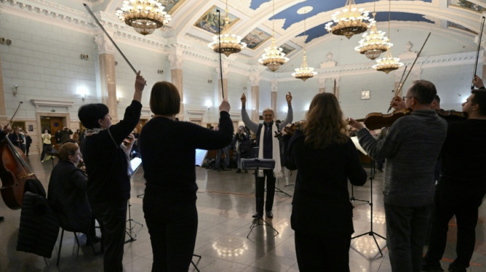  Um die "Seelen zu w&auml;rmen": Orchester-Musiker geben Konzert in Bahnhofshalle in Kiew 