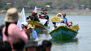 "No a la minería": navegan lago fronterizo en protesta contra mina guatemalteca 