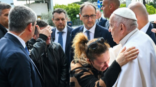 Papst Franziskus verlässt Krankenhaus und ist schon wieder zu Scherzen aufgelegt