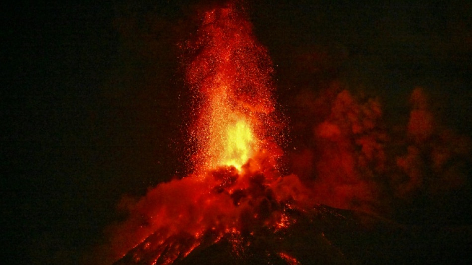 Cientos de evacuados por potente erupci&oacute;n del volc&aacute;n de Fuego en Guatemala