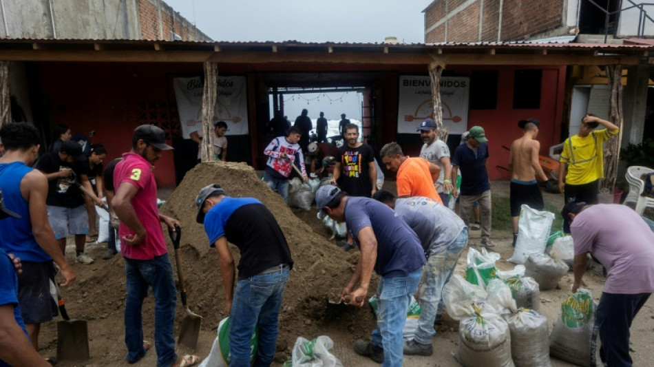  Mexicanos se protegen del fuerte oleaje causado por el hurac&aacute;n Polo 